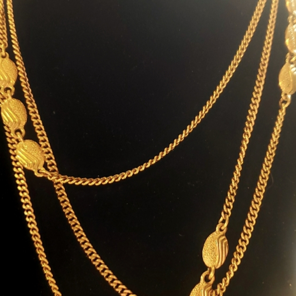 Monet loop gold chain